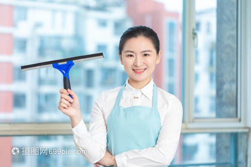 女性家政手拿清潔刷形象